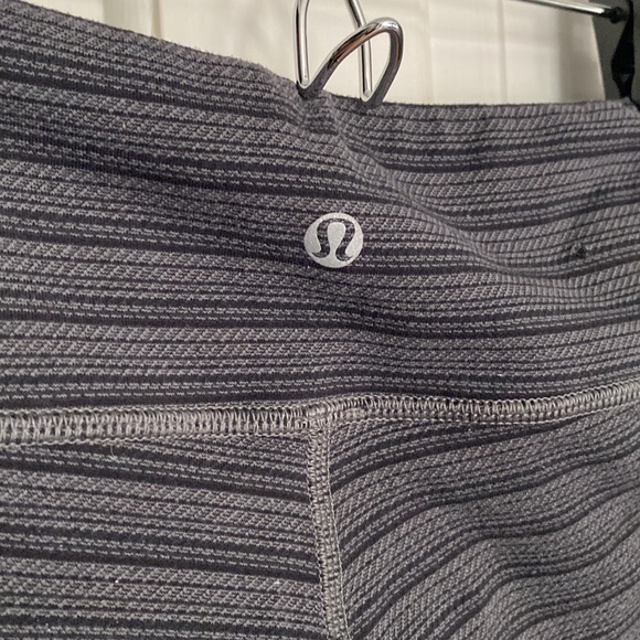 Lululemon cropped Wunder Under- size 4 - Picture 3 of 5